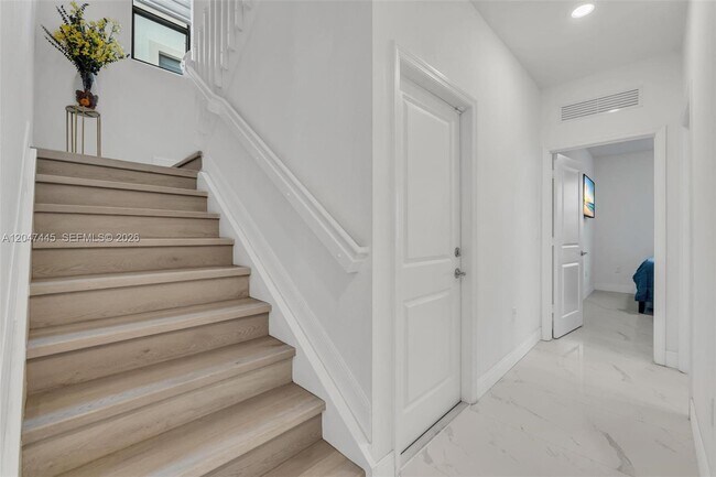 Building Photo - 3538 W 108th St