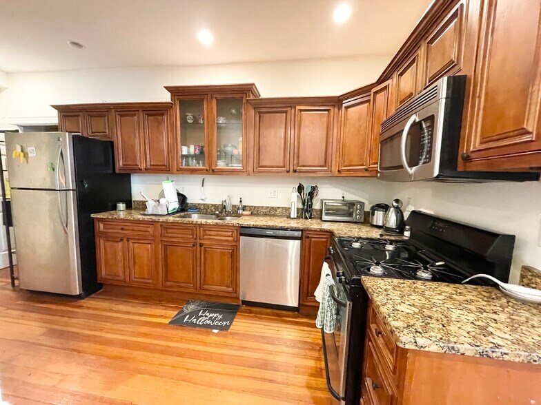 Building Photo - 112 Hillside St