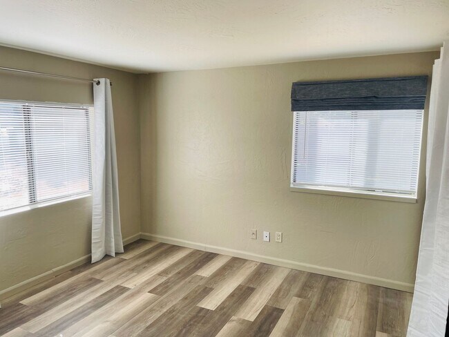 Building Photo - 586