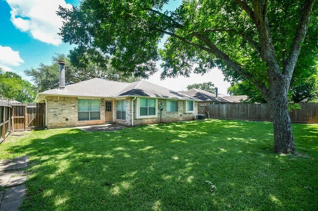 Building Photo - 2303 Old Dixie Dr