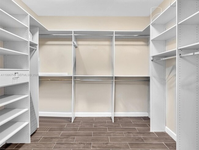 Building Photo - 2000 Island Blvd