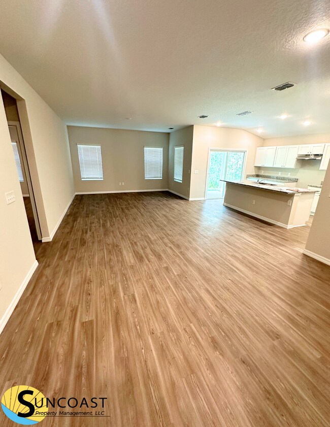 Building Photo - Elegant 4 Bedroom Off Collins!