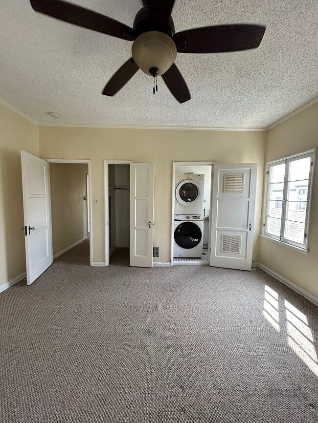 Building Photo - 1062 Masselin Ave