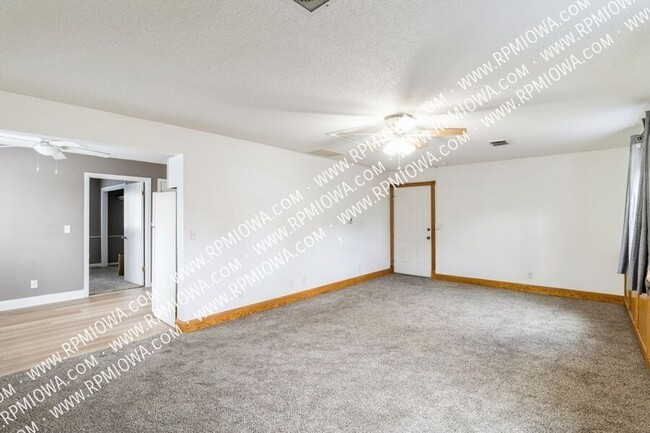 Building Photo - 317 SE Lowell Dr
