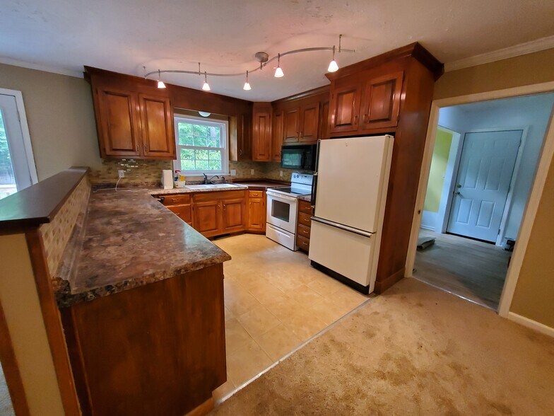 Building Photo - 141 The Maine