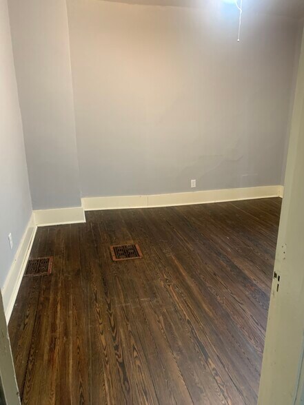 Master bedroom - 276 E 6th St