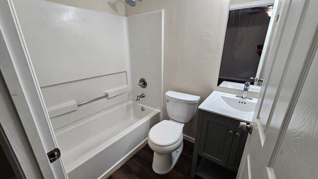 Building Photo - 2 Bedroom/2 Bathroom at Lancelot AVAILABLE AUGUST 10th!