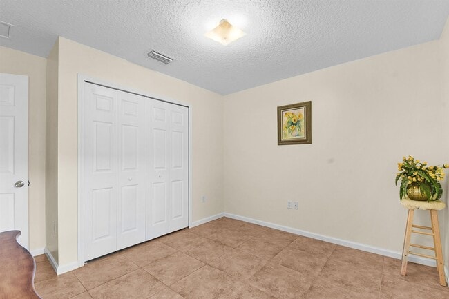 Building Photo - 237 N Hidden Tree Dr