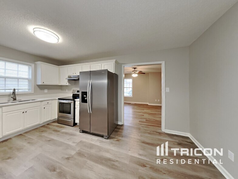 Building Photo - 701 Avondale Dr