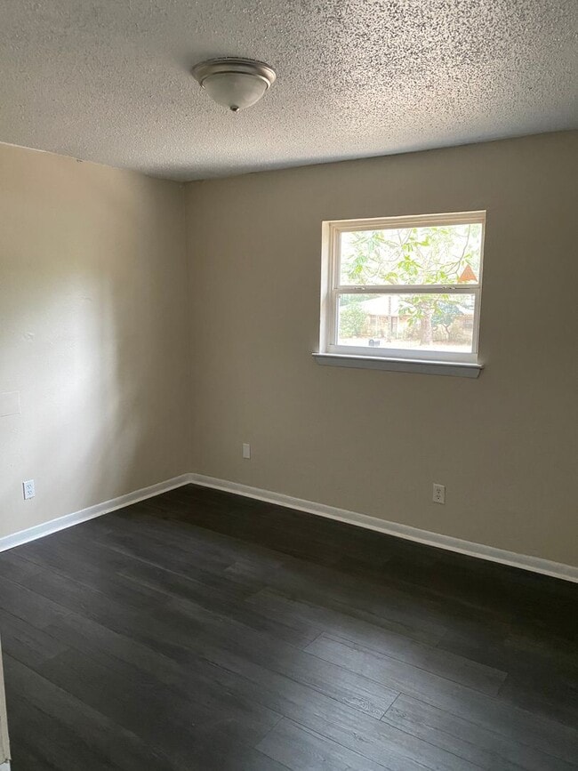 Building Photo - Charming 3 Bedroom Home with Large Yard in Theodore!
