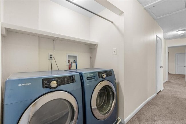 Building Photo - 127 E Pine St