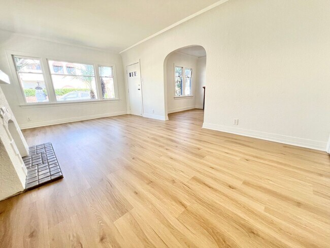 Building Photo - Charming Belmont Shore Bungalow close to 2...