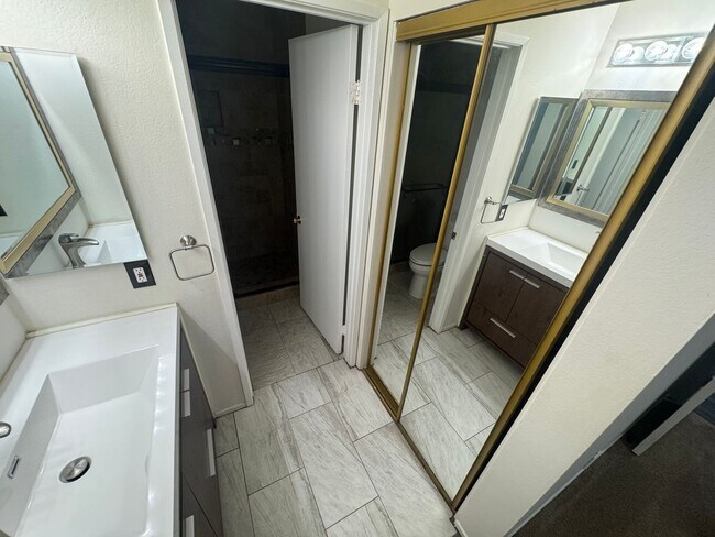 Building Photo - Spacious 3 bedroom condo