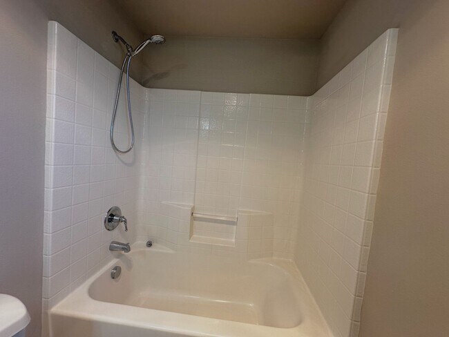 Building Photo - Beautiful 4-Bedroom 2.5-Bathroom Home in M...