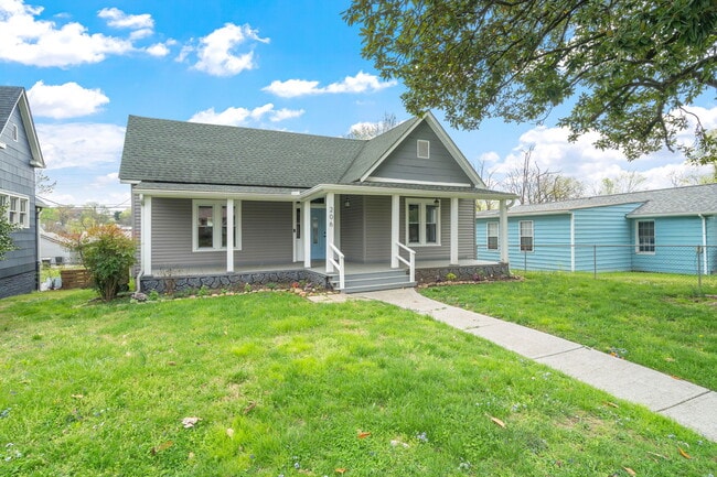 Building Photo - 206 E Springdale Ave