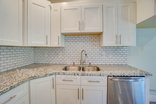 Building Photo - 10703 NE 70th St