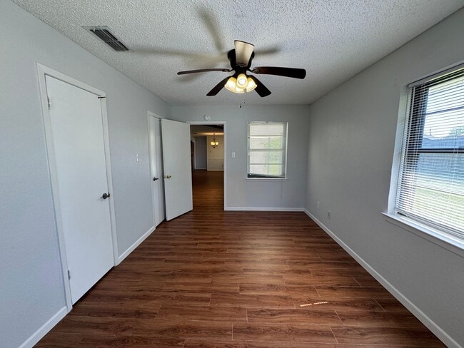 Building Photo - 807 Bass Cir
