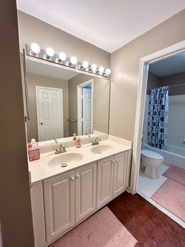 Building Photo - 5 Milestone Manor Ct