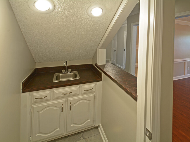 Building Photo - 4 Bed, 3 Bath. In Cordova Near Rockcreek P...