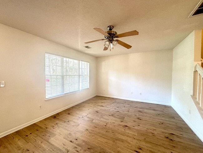 Building Photo - Available now. Great 2 BR/2.5 BA Townhome in Oak Bluff!