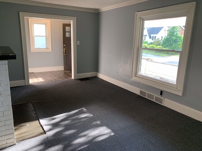 Building Photo - 3 bedroom, near park, close to Ontario