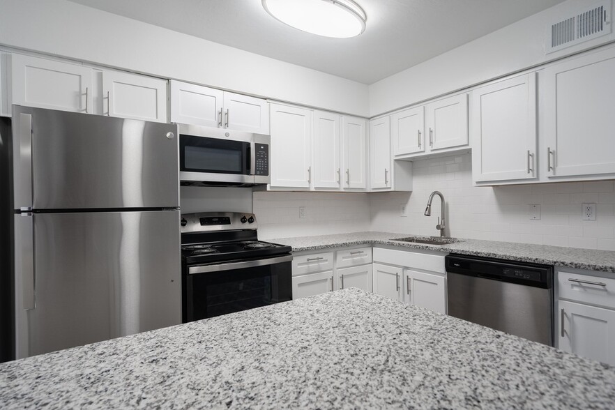 Building Photo - River Breeze Apartments