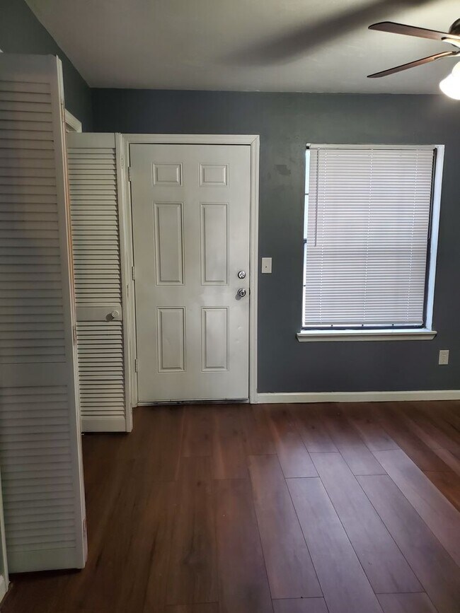 Building Photo - Dual Suite Comfort: 2BR/2BA Townhouse with Washer/Dryer Included