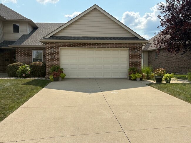Building Photo - 655 N Edgemere Dr