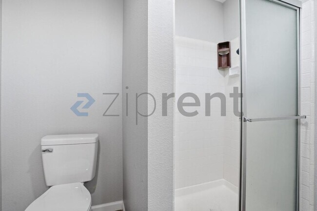 Building Photo - Unit