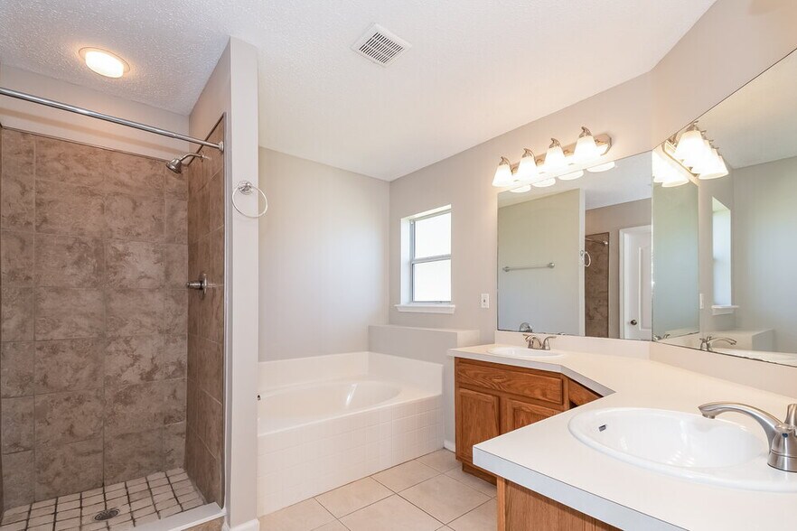 Building Photo - 14027 Crestwick Dr W