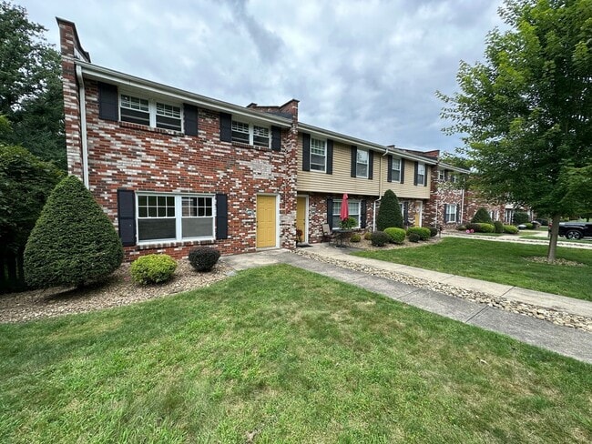 Building Photo - Enticing 2BR Townhouse with Central A/C an...