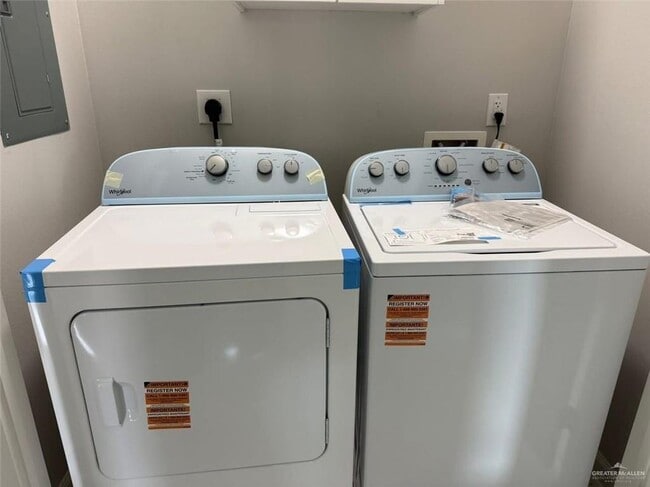 Building Photo - 9 E 8th St