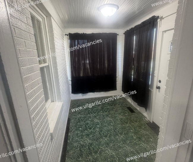 Building Photo - For Rent - Spacious 3 Bed/1Bath Home