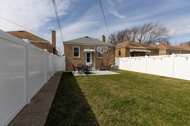 Building Photo - 2417 Northgate Ave