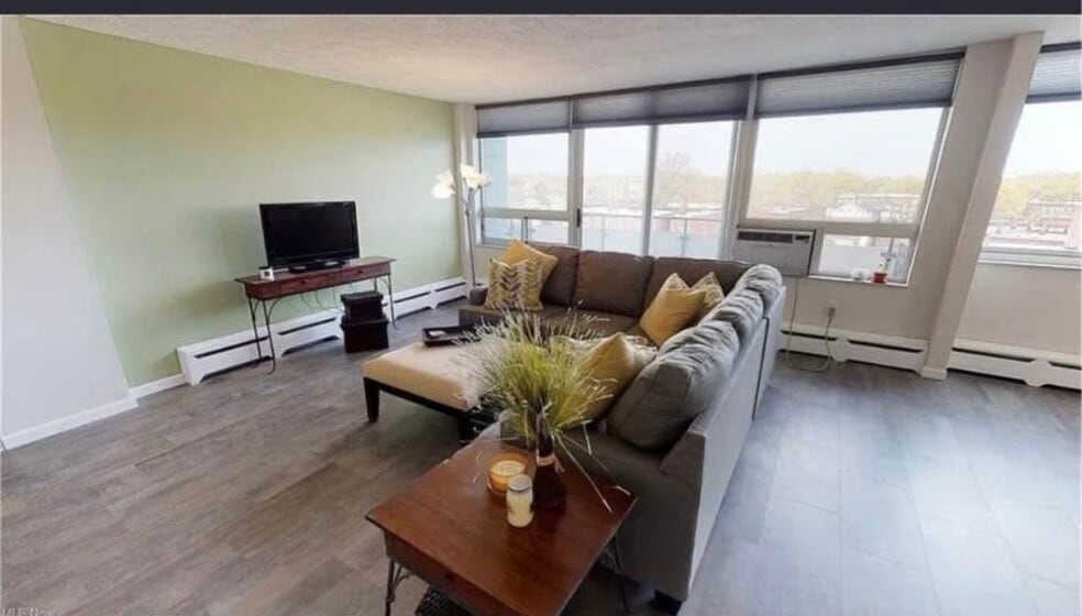 Building Photo - 11811 Lake Ave