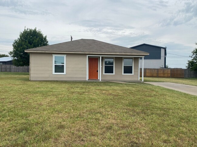 Building Photo - Cozy Home on large lot