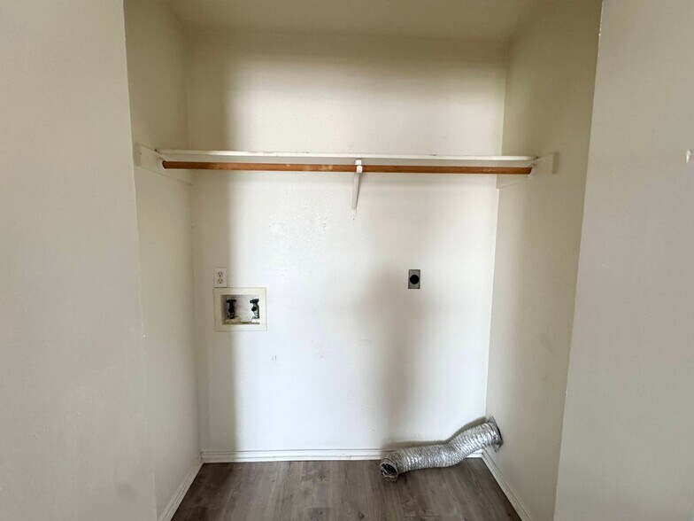 Building Photo - 1605 Benttree Dr