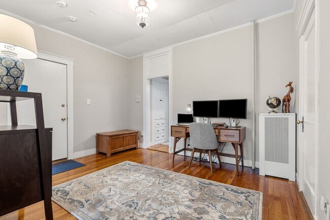 Building Photo - 376 Riverway