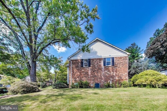 Building Photo - 1718 Crestview Dr