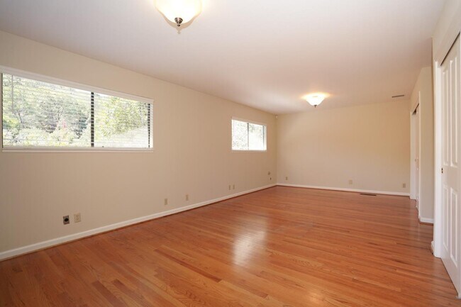 Building Photo - 7175 Red Holly Ct