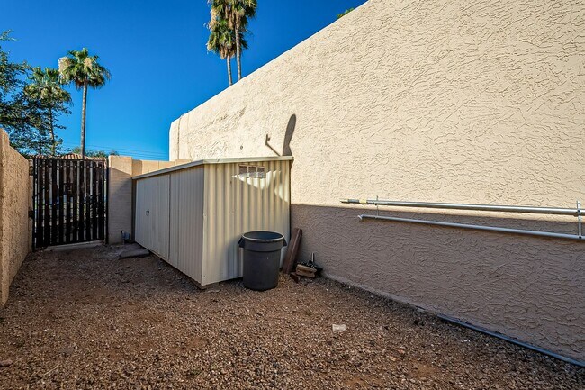 Building Photo - Three Bedrooms & POOL in 85254!