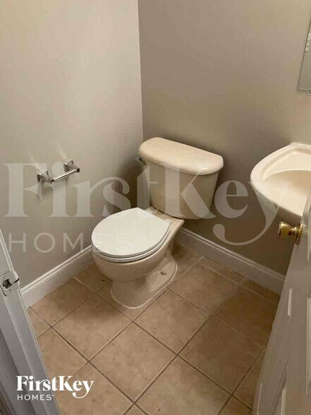 Building Photo - 811 Willow Ln