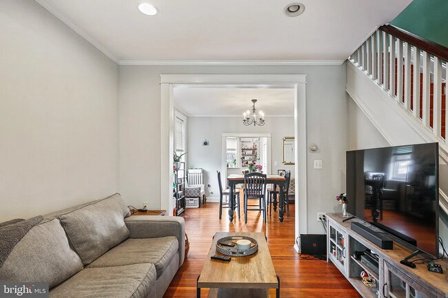Building Photo - Gorgeous end-unit row home available for r...
