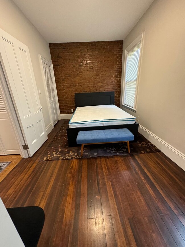 Building Photo - Renovated unit, Longwood Medical Area Brow...