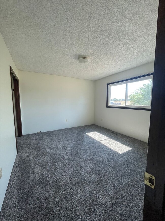 Building Photo - Single Family Heights Rental