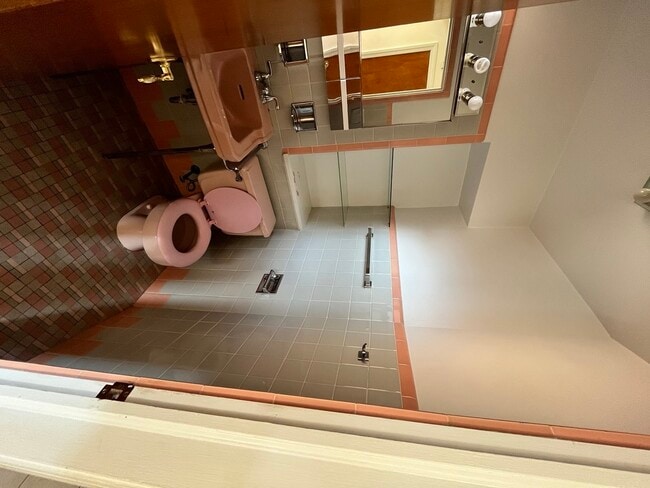 Building Photo - 2553 W North Shore Ave