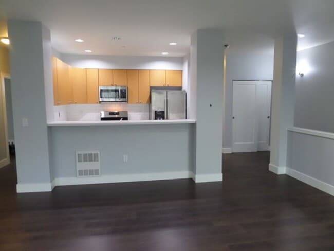 Building Photo - Super Nice 2-Bedroom Townhouse w/Attached ...