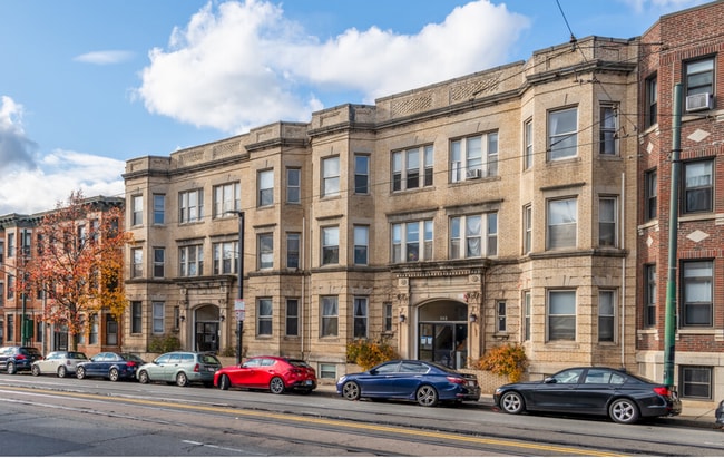 Primary Photo - 2Br/1Bth, Right on Green Line E, walk to G...