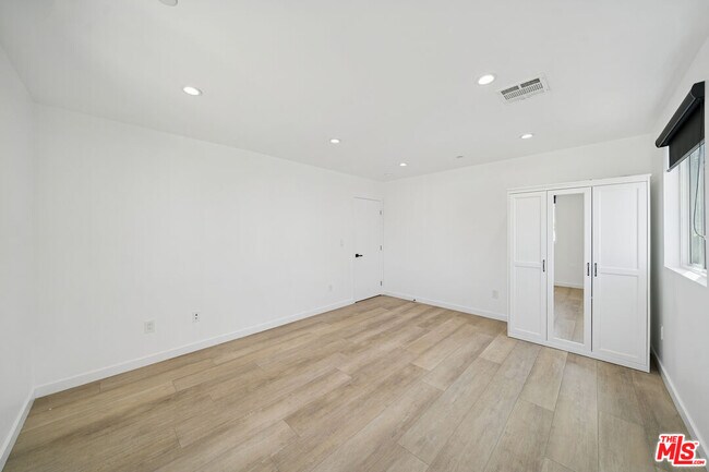 Building Photo - 837 N Harvard Blvd