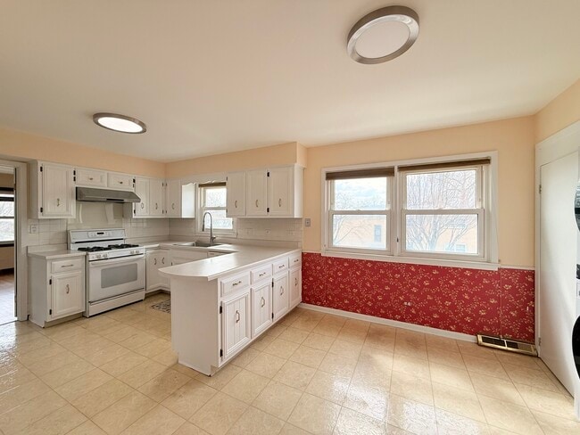 Building Photo - 4220 Oakton St